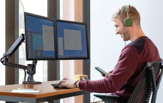 Computador faz mal para a visão? 7 riscos e como evitá-los